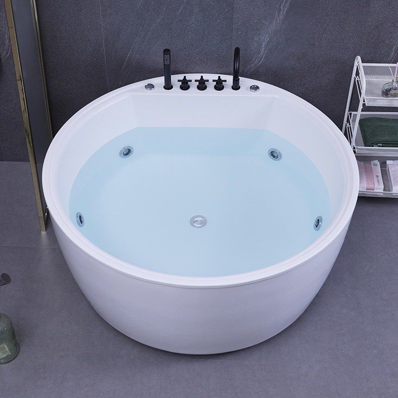 Round Freestanding Soaking Tub in white
